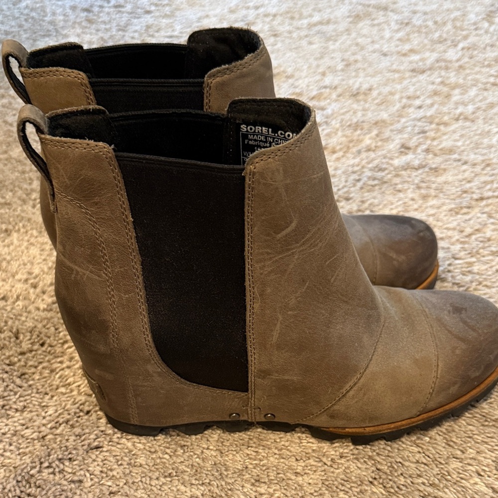Sorel Taupe Leather Chelsea Wedge Booties